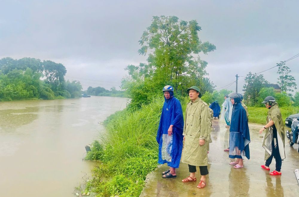 タインホア省ノンコンコミューンは、大雨と急激な河川水位への対応作業を実施しています。写真:ノンコンコミューン人民委員会(2026年9月14日撮影)