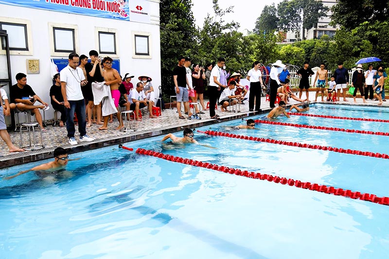 Các xã, phường trên địa bàn tỉnh Lào Cai đã tổ chức các lớp dạy bơi, hướng dẫn kỹ năng phòng, chống đuối nước cho trẻ em. Ảnh: Cổng TTĐT tỉnh Lào Cai