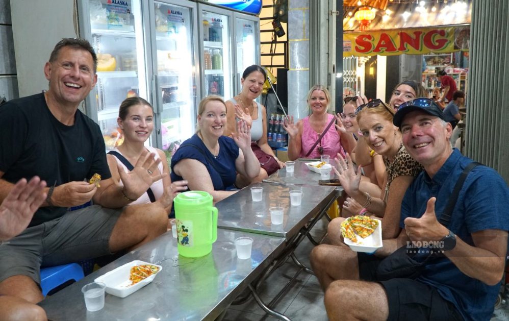 Turistas internacionales experimentan la cocina de la ciudad de Ho Chi Minh en agosto de 2026. Foto: Thanh Chan