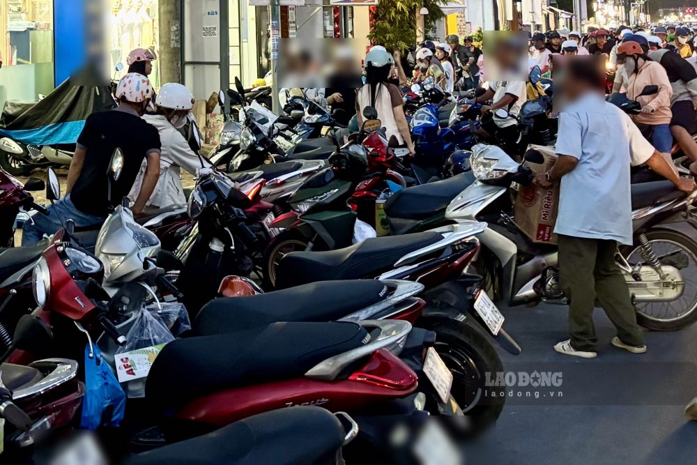 Can Tho City People's Committee strengthens the management of unlicensed parking lots and points, cases of fee collection, illegal stopping and parking in the city. Photo: Phong Linh.