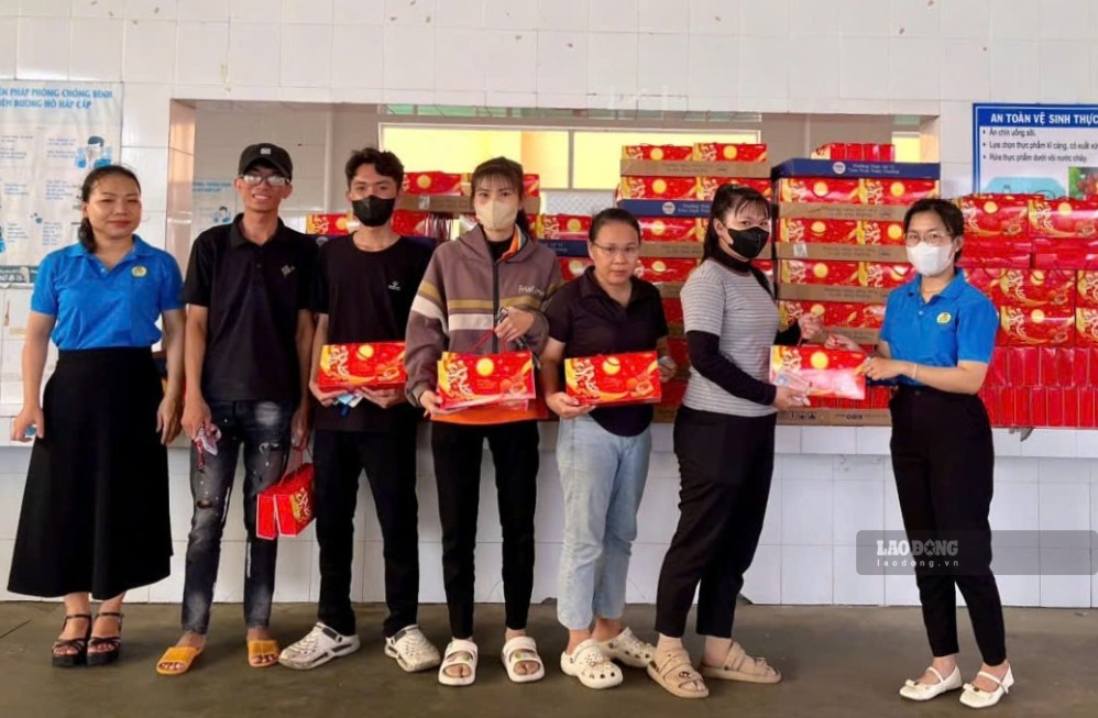 탄브엉 신발 원자재 및 부자재 유한회사 노동조합이 9월 14일 오후 650명의 조합원 및 노동자에게 추석 선물을 증정했습니다. 사진: 팜주이