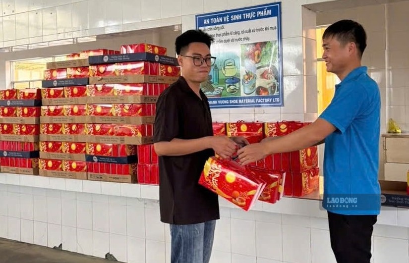 Những phần quà bánh Trung thu được trao tận tay người lao động, chiều 14.9. Ảnh: Phạm Duy 