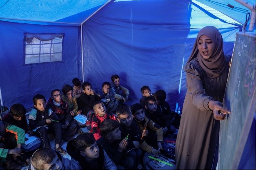 More than 90% of schools in the Gaza Strip have been damaged or destroyed, more than 720,000 Palestinian students have not been able to go to school. Pictured are students studying in a refugee camp in northern Gaza on January 12, 2026. Photo: Xinhua