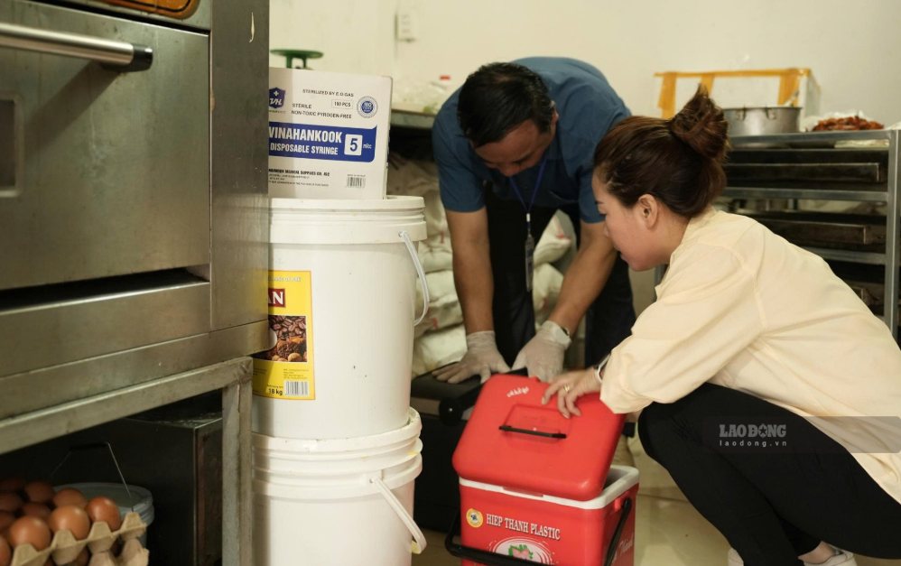 On September 15, functional agencies took food samples for testing after dozens of people were hospitalized suspected of poisoning after eating bread. Photo: Hung Tho