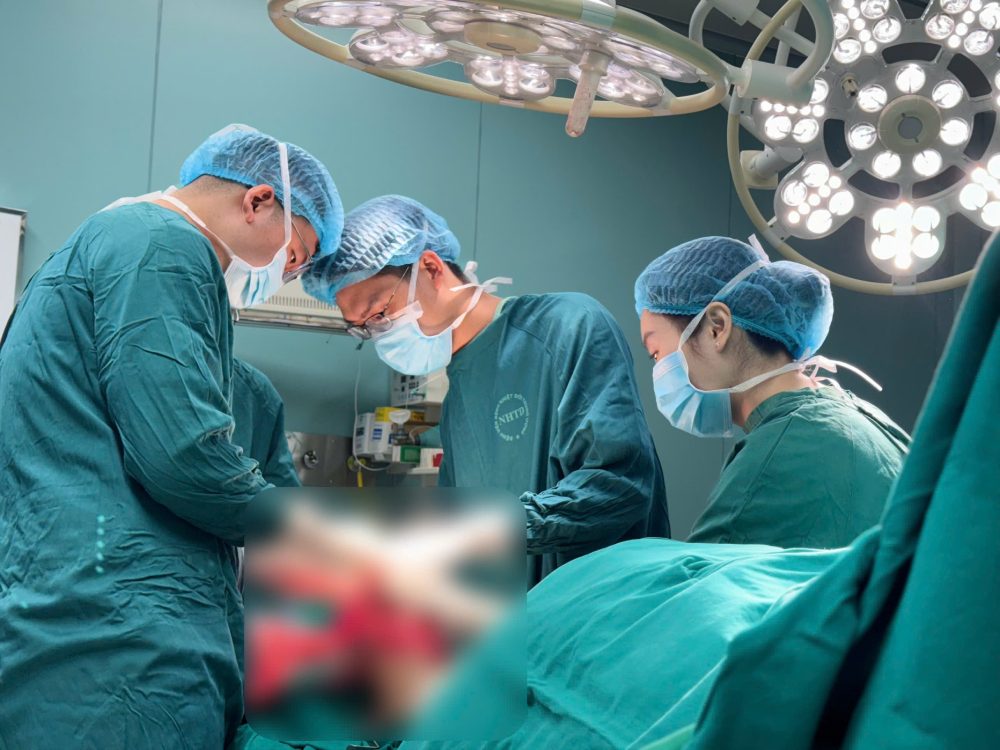 Los médicos operan a un paciente con necrosis de ambas plantas de los pies debido a aplicarse calor en casa. Foto: BVCC