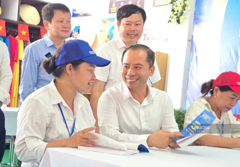 Chủ tịch LĐLĐ tỉnh Thanh Hóa - ông Lương Trọng Thành trao đổi với công nhân lao động tại không gian văn hóa công nhân. Ảnh: Xuân Hùng