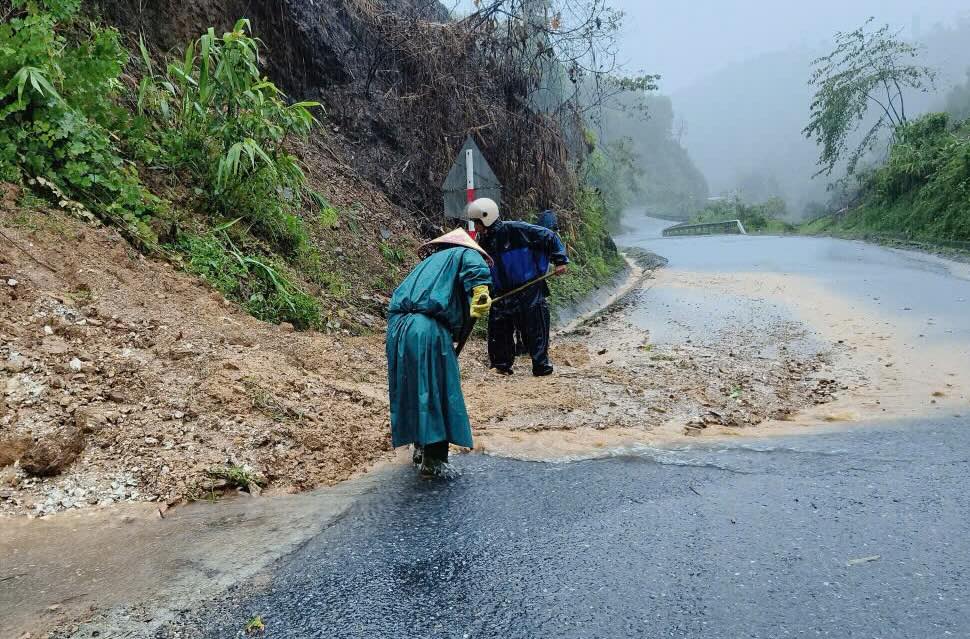 Workers urgently overcome landslides on mountainous roads (photo taken on September 13). Photo: Thua Thien Hue Road Management and Construction Joint Stock Company.