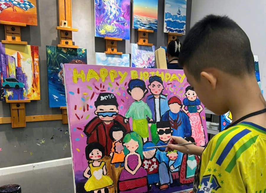 Baby Gau - designer Do Manh Cuong's 6-year-old son has loved painting since he was young. Photo: Kieng Can