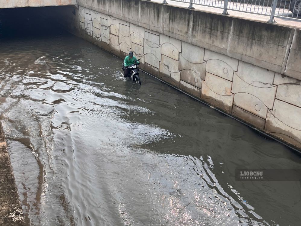 Subway tunnel flooded in front of the new Mien Dong Bus Station (HCMC) on the afternoon of September 15. Photo: Minh Quan