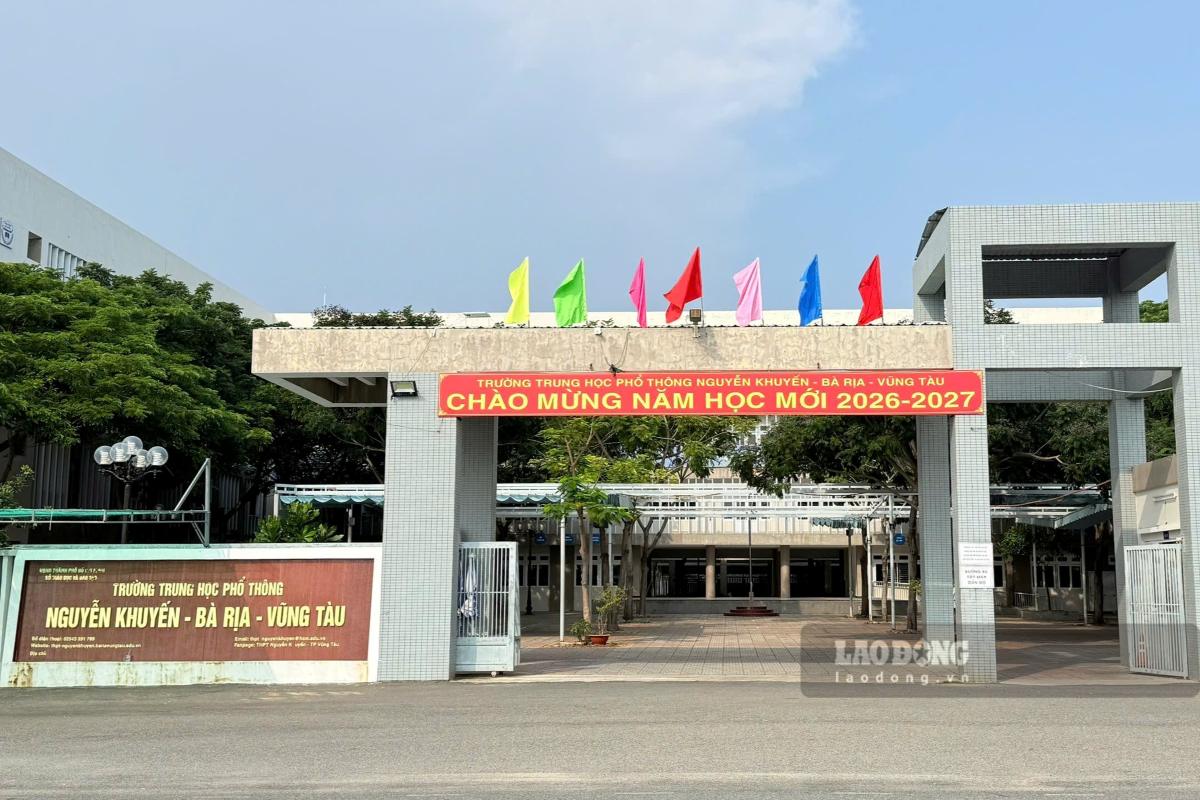 Le lycée Nguyễn Khuyến reconnaît les lacunes de la fermeture du portail qui ont empêché certains parents d'assister à la réunion. Photo: Thành An prise le 15 septembre