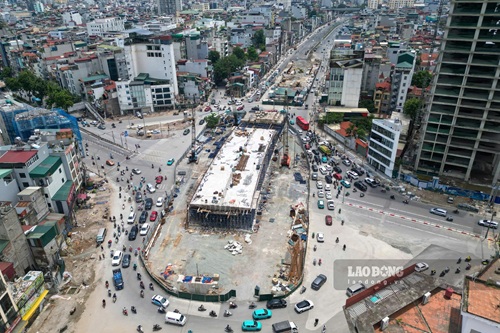 Hanoi allows cars and motorbikes to enter the Lang Ha - Giang Vo BRT lane to serve the construction of Ring Road 1 overpass. Photo: Huu Chanh taken in August 2026