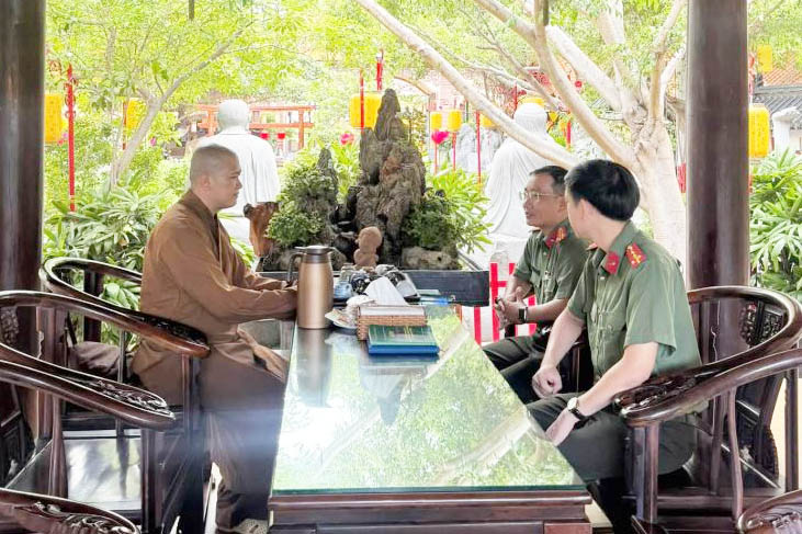La policía del barrio de Đông Hải (Khánh Hòa) se reúne con dignatarios en instalaciones budistas de la zona. Foto: Portal de Información Electrónica de la provincia de Khánh Hòa