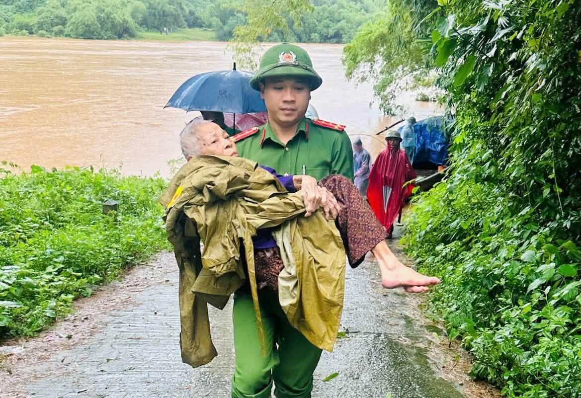 Tuyen Phu Commune Police support the old woman to go to a medical facility for emergency treatment. Photo: Provided by Tuyen Phu Commune Police on September 15