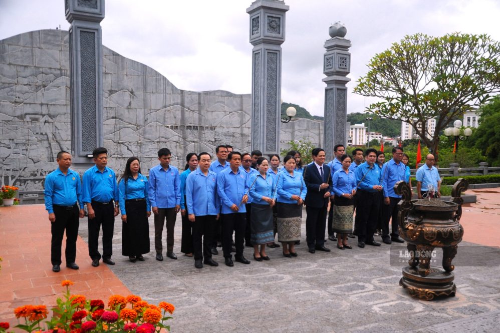 Đoàn đại biểu dâng hương tại Đền thờ Bác Hồ ở Quảng trường Tây Bắc, tỉnh Sơn La. Ảnh: Trường Sơn chụp ngày 15.9.2026