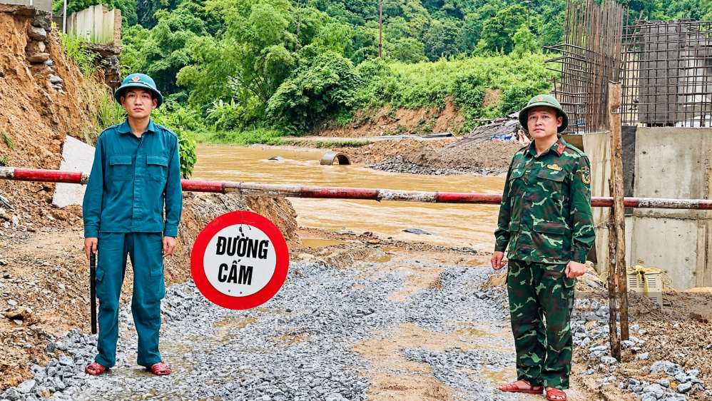 Lực lượng chức năng lập chốt, cảnh báo người dân không đi qua khu vực nước sâu, chảy xiết để bảo đảm an toàn. Ảnh: Duy Chương