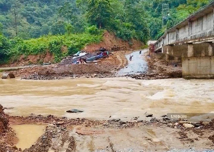 Rising floodwaters, flowing swiftly through the road to the villages in Tam Thai commune, causing traffic to be cut off. Photo taken on September 15. Photo: Duy Chuong
