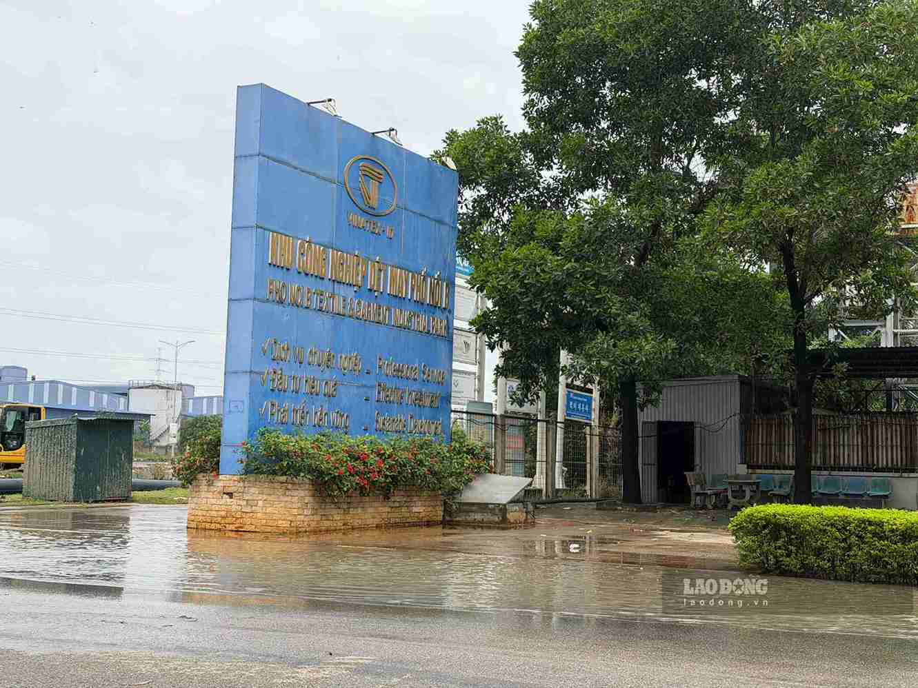 Nước ngập tại khu vực cổng chào Khu Công nghiệp Dệt may Phố Nối sau mưa lớn ngày 15.9. Ảnh: Mai Hương