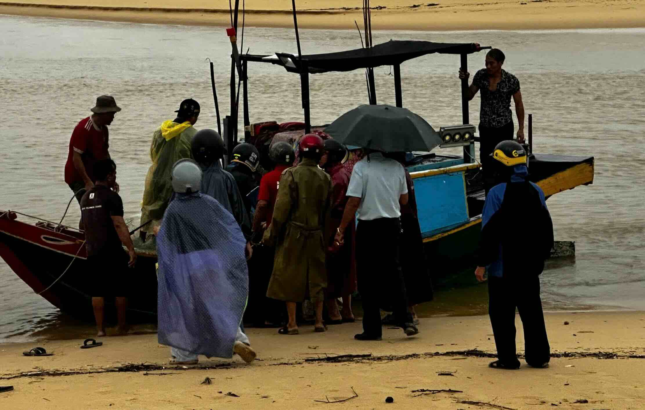 A resident who was fishing was struck by lightning and died on the afternoon of September 15. Photo: Nam Trach Commune People's Committee