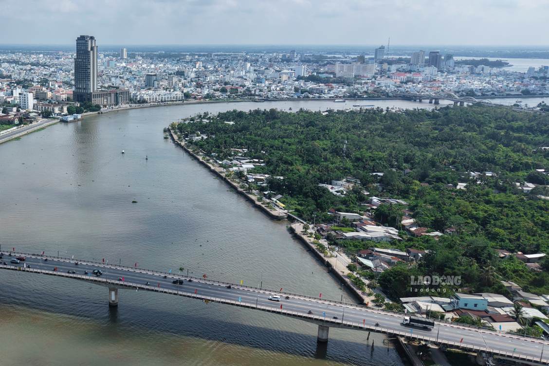 Plan to arrange a new administrative center in the Tay Do Cultural Center area (along the Can Tho River). Photo: Ta Quang (photo taken in April 2025)
