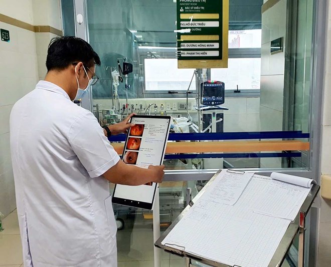 Más del 75% de los hospitales implementan registros médicos electrónicos, con el objetivo de abolir los registros médicos en papel a partir de 2027. Foto: Hospital Bach Mai proporcionada (foto tomada el 24 de noviembre de 2024)