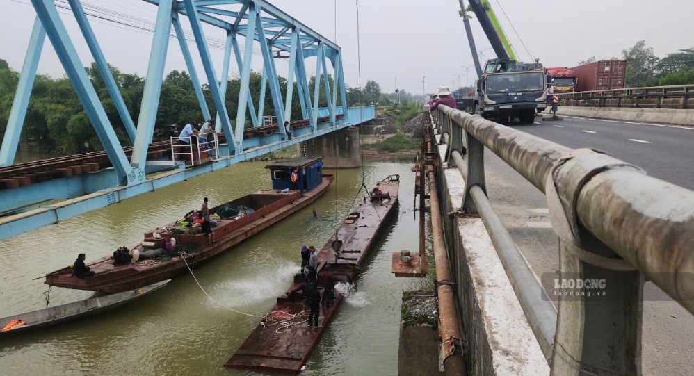 The barge (right on the photo) that capsized and got stuck under the bridge was lifted to the surface of the water on the afternoon of September 15. Photo: Hung Tho
