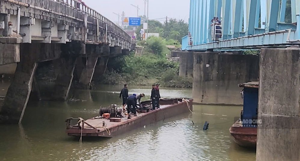 Sà lan bị lật, mắc kẹt đã nổi trên mặt nước, được lai dắt ra khỏi gầm cầu vào lúc 17h20 ngày 15.9. Ảnh: Hưng Thơ