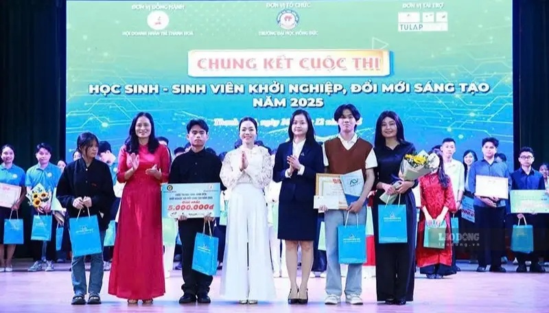 Hong Duc University and the Organizing Committee of the "Student Startup" Contest in 2025 award prizes to groups of students with first prize-winning projects at the contest, April 2026. Photo: Tran Lam