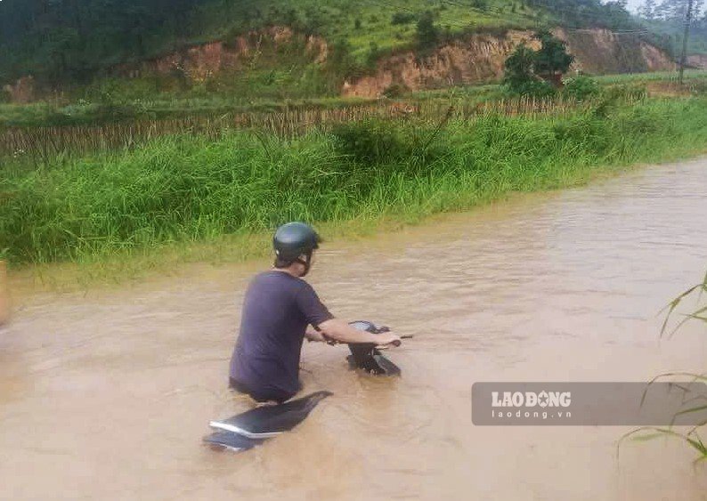 Đường giao thông tại thôn K'rèn, xã Hiệp Thạnh, tỉnh Lâm Đồng ngập sâu trong nước do mưa lớn vào chiều 15.9. Ảnh: Quang Thắng