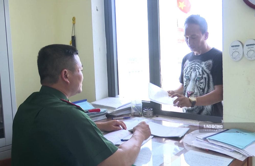 Chủ tàu ở Núi Thành, Đà Nẵng làm thủ tục khai báo với lực lượng biên phòng trước khi xuất bến. Ảnh: Nguyễn Hoàng