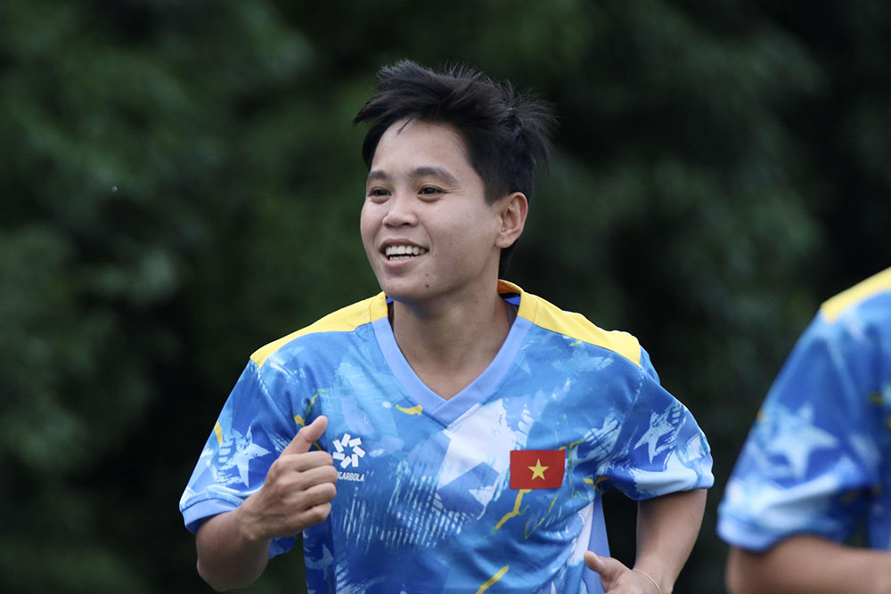 Ngan Thi Van Su y la selección femenina de Vietnam entrenando, preparándose para el partido contra Japón en los ASIAD 2026. Foto: VFF