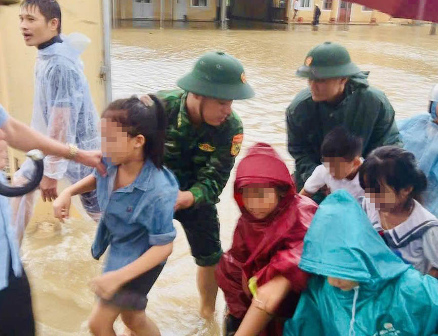 Ha Tinh Border Guard takes students of Song Tri Secondary School at Hai Thanh residential group school point to a safe place in the afternoon of September 15. Photo: Ha Tinh Border Guard