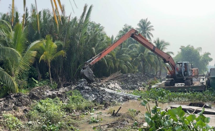 Some landslide points on the Mang River dyke through Tan Long Hoi commune are being repaired. Photo taken on September 15, 2026 at the Mang River dyke section through Tan Long Hoi commune, Vinh Long province. Photo: Hoang Loc