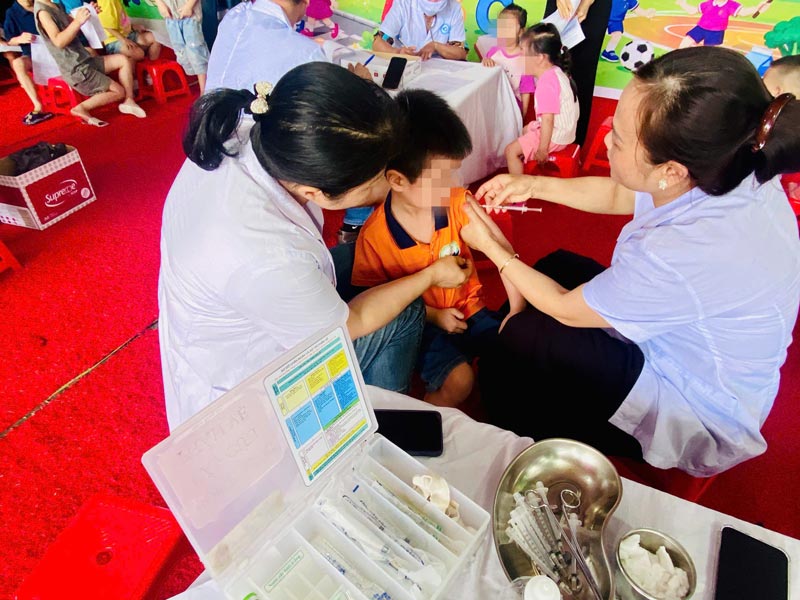 Ms. Tran Thi Thao - population official at Dong Ky Commune Health Station (Bac Ninh) vaccinating children against diseases at the station. Photo: Provided by the character on September 13, 2026