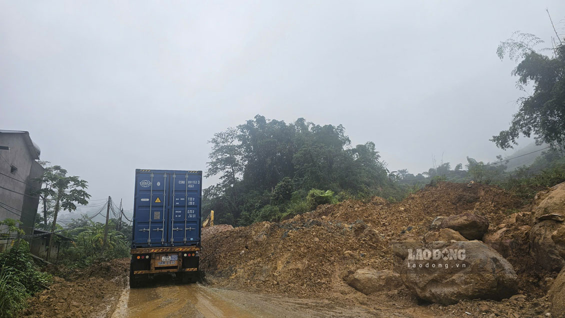 Landslides down National Highway 279 cause difficulties for traffic (taken on September 15). Photo: Bao Nguyen
