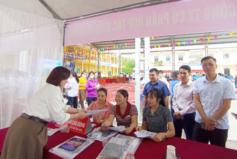 A large number of workers participate in the job transaction session. Photo: Truong Sinh Commune People's Committee