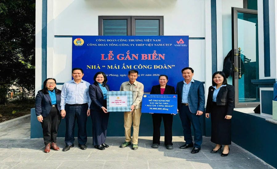 À l'occasion du Têt Nguyên Đán Bính Ngọ 2026, le Syndicat de l'industrie et du commerce du Vietnam a remis un soutien au foyer syndical au membre du syndicat Nguyễn Văn Ánh appartenant au Syndicat de la société par actions RedstarCera. Photo: Thùy Linh / Syndicat de l'industrie et du commerce du Vietnam