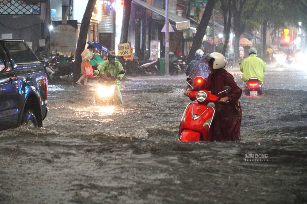 2026年の大雨で川のように浸水したホーチミン市のタオディエン地区。写真:ミン・クアン