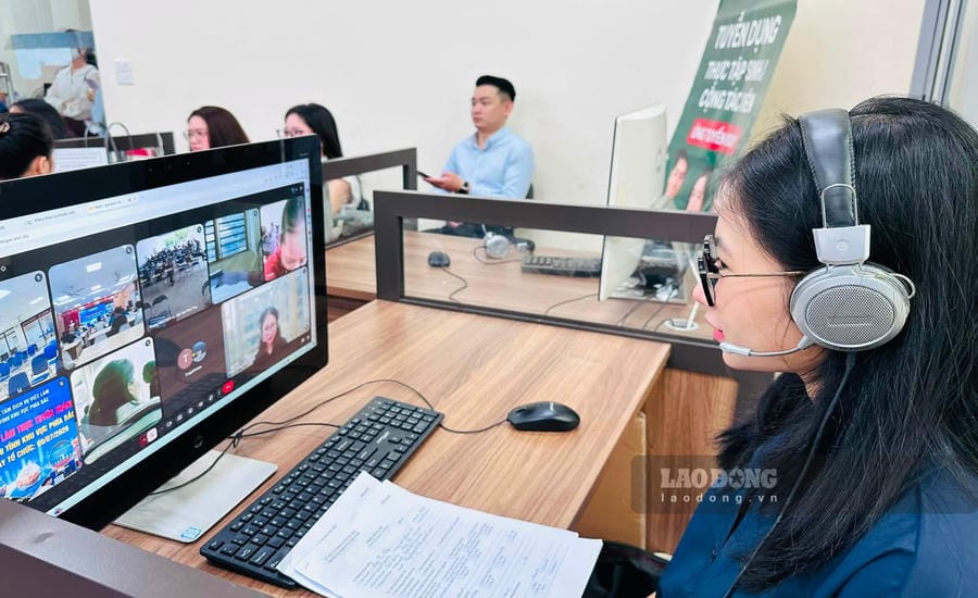 노동자들은 국가 취업 박람회에서 온라인, 직접 구직 박람회를 찾을 수 있습니다. 사진: 흐엉 냐 (2026년 7월 9일 촬영)