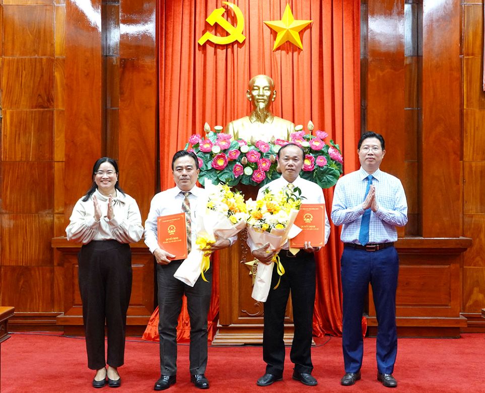 Ông Huỳnh Minh Tuấn và bà Huỳnh Thị Hoài Thu trao quyết định và tặng hoa chúc mừng Ban Giám hiệu Trường Cao đẳng Tiền Giang. Ảnh: Dongthap.gov.vn