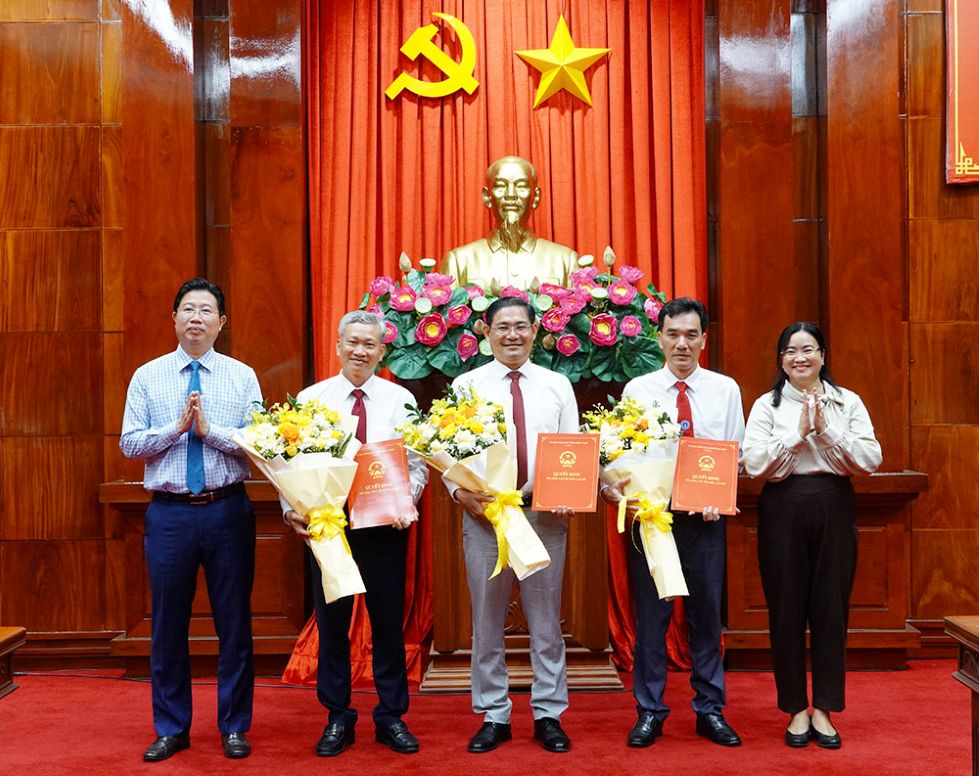 Mr. Huynh Minh Tuan (left cover photo) and Ms. Huynh Thi Hoai Thu - Deputy Secretary of the Party Committee of the Provincial People's Committee (right cover photo) present Decisions and flowers to congratulate the Board of Directors of Dong Thap College after being renamed and merged into 3 intermediate schools. Photo: Dongthap-gov.vn