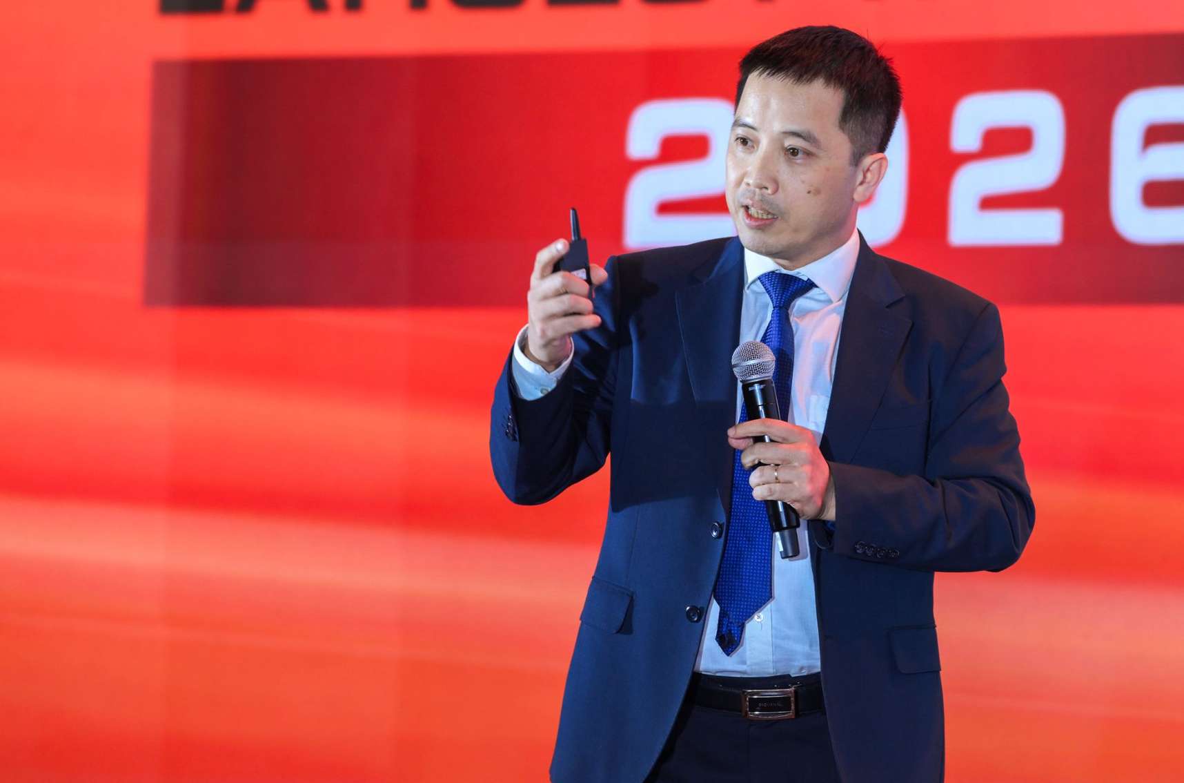 Ông Đậu Anh Tuấn - Phó tổng thư ký kiêm Trưởng Ban Pháp chế Liên đoàn Thương mại và Công nghiệp Việt Nam (VCCI) nhấn mạnh không nên chỉ nhìn vào con số của 20 doanh nghiệp nộp thuế lớn nhất, mà cần đặt trong câu chuyện rộng hơn: làm sao để hơn một triệu doanh nghiệp của Việt Nam cùng phát triển. Ảnh: VNTAX (Chụp 15.9.2026)
