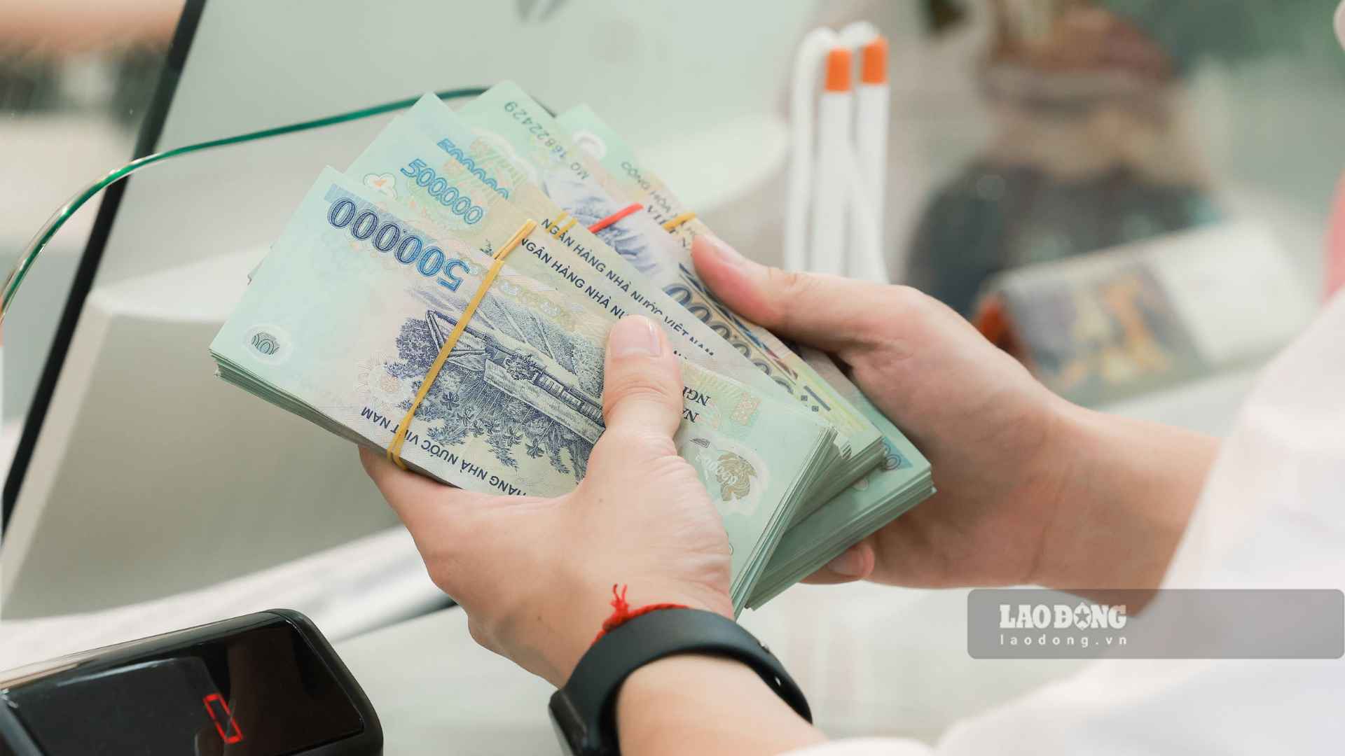 The top 100 leading private enterprises have contributed 390.700 billion VND to the budget in 2025, only about 35.100 billion VND lower than the top 100 leading state-owned enterprises. Photo: Hai Nguyen