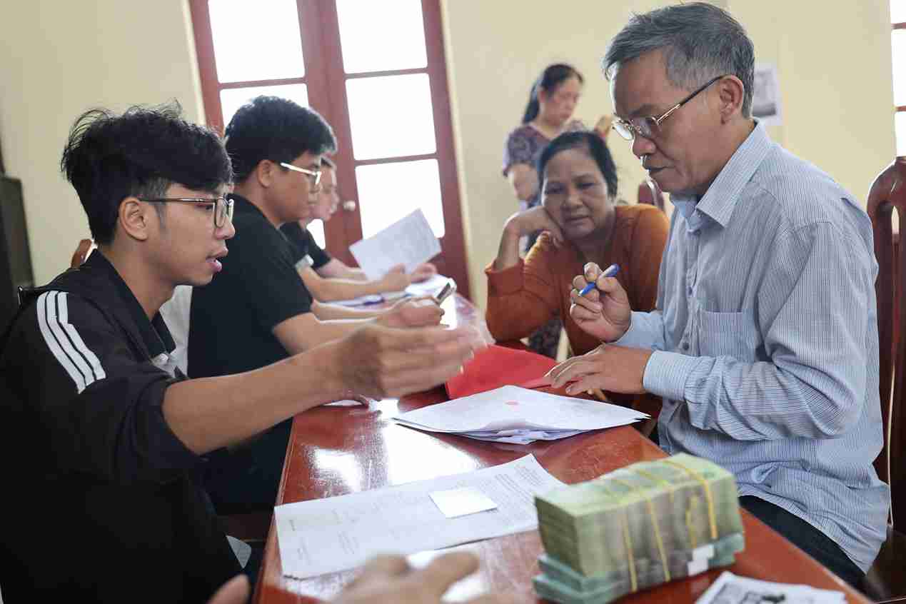 Gia Loc commune pays compensation to 103 households serving the Lao Cai - Hanoi - Hai Phong railway project. Photo: Gia Loc commune