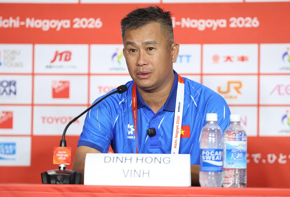 L'entraîneur Đinh Hồng Vinh regrette que l'équipe vietnamienne U23 n'ait remporté qu'un seul point lors du match d'ouverture des ASIAD 2026. Photo: VFF