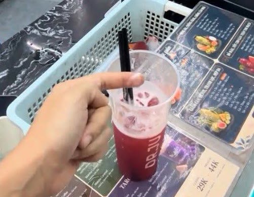 Ly nước ép trái cây nổi bọt trắng xóa nhưng du khách lại cho rằng bị mốc, không trả tiền cho quán sinh tố. Ảnh: Tuệ Văn (chụp tháng 9.2026)