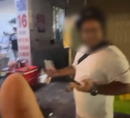 The owner of a smoothie shop in Nha Trang just shared the story of an Indian customer who complained that the juice was moldy. Photo: Tue Van (taken in September 2026)