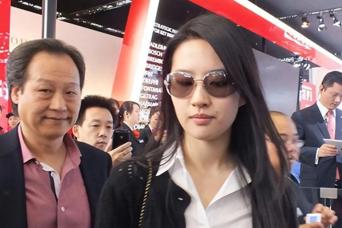 Tran Kim Phi is known as Liu Yifei's " foster father". Photo: Xinhua
