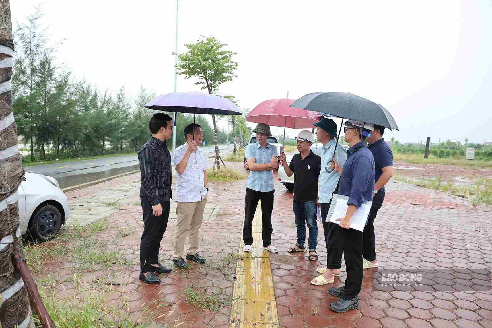 Đại diện các đơn vị tại buổi bàn giao công trình khu tái định cư Cao Lý. Ảnh: Hải Minh