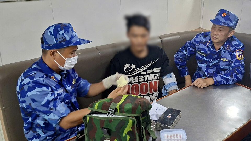 Timely rescue of 2 fishermen injured while fishing. Photo: Coast Guard Region 3 Command provided