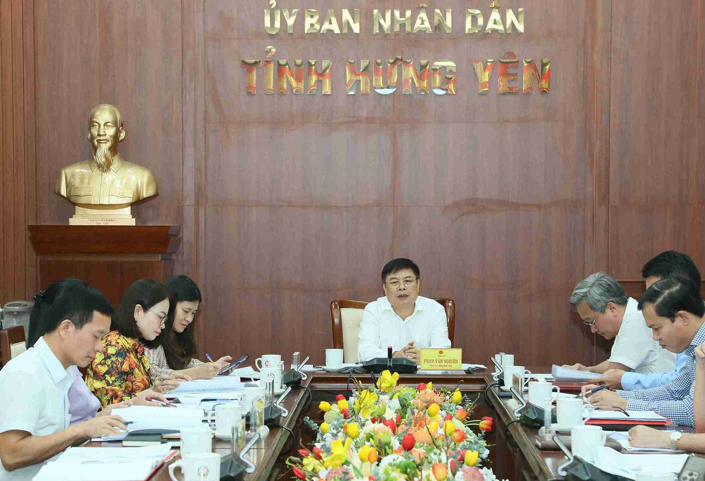 The meeting focused on discussing regimes and policies for artists and artisans. Photo: Hung Yen Provincial e-Portal